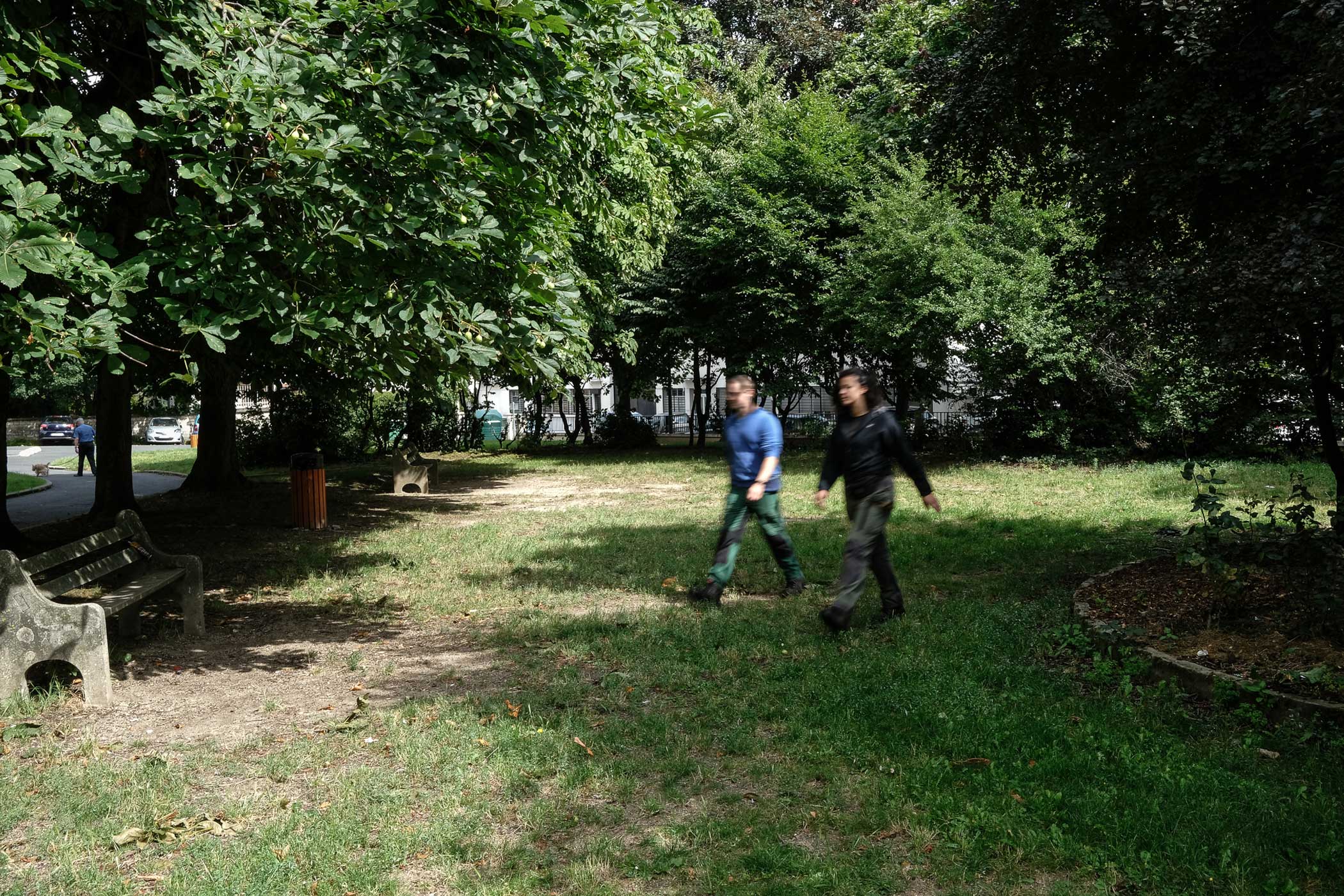 Malakoff (92) : les jardiniers améliorent le cadre de vie 8 Les collaborateurs du service Espace Vert de Paris Habitat marchent dans le parc de Malakoff