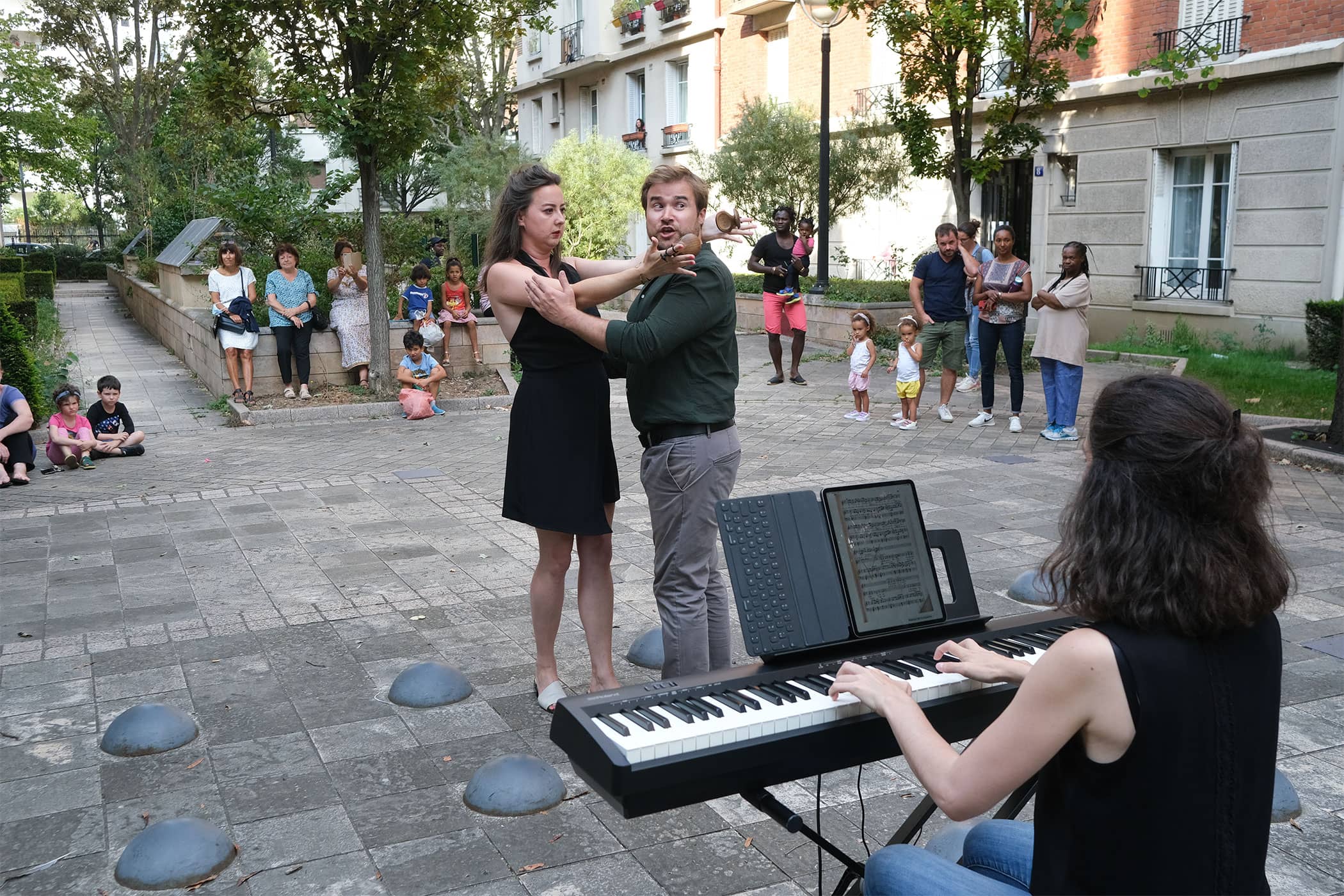 Opéra lyrique pour tous sous les fenêtres de deux résidences (20e) 1 opera-deconfine-2 (1)