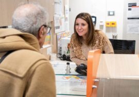 photo de la prise en charge d'un locataire par une secr&eacute;taire d'accueil dans l'agence de proximit&eacute; Belleville