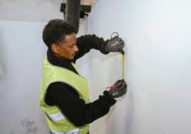 Mensur Abdelrhaman, pendant son parcours de réinsertion, travaillant sur le chantier de la tour commune (13e)