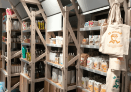 Int&eacute;rieur de l&rsquo;&eacute;picerie solidaire La Locale ouverte au pied d&rsquo;une r&eacute;sidence Paris Habitat